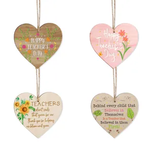 Lot de quatre plaques à suspendre en forme de cœur en bois avec messages pour enseignants
