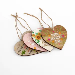 Vue détaillée de quatre plaques en bois en forme de cœur pour la fête des enseignants