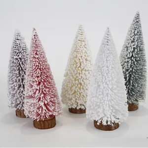 Set di cinque mini alberi di Natale innevati in vari colori vivaci su basi di legno