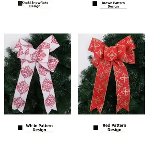 Gedetailleerd overzicht van witte en rode kerstboomstrikken met elegante damastpatronen
