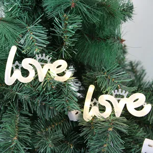 Detailopname van warmwitte LOVE LED-neonreclame hangend aan een groene sierboom