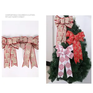 Lazos decorativos de arpillera navideña con motivos de árboles y copos de nieve en un árbol