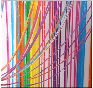 Detailaufnahme eines lebhaften Regenbogen-Sternen-Fransenvorhangs für Party-Hintergründe