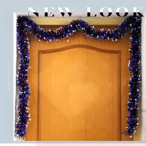 Guirlande festive de l'Indépendance avec étoiles blanches sur une porte en bois.