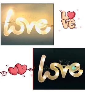 Detailweergave van de warme LOVE neonreclame lamp met kroon en ster versieringen