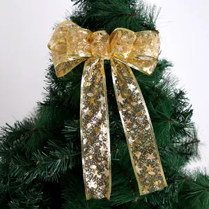 Elegante grande fiocco di Natale dorato con stelle e note per decorazione dell'albero