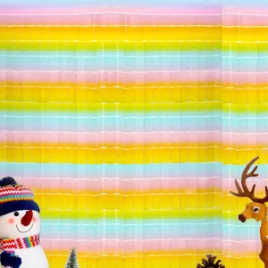 Sfondo a tenda in lamina arcobaleno vibrante con piastrelle quadrate per decorazioni di feste