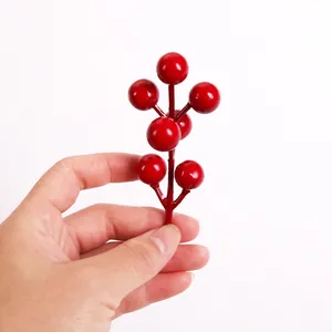 Branche de baies rouges artificielles tenue à la main pour décoration de Noël et DIY