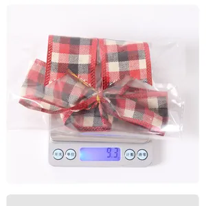 Nœud de Noël en toile de jute rouge et noir pesé sur une balance numérique, 9,3g.
