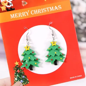 Orecchini a goccia a forma di albero di Natale su cartoncino rosso