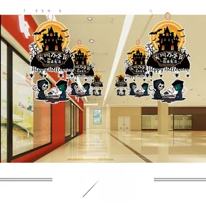 Decorazioni di Halloween con case infestate e fantasmi in un centro commerciale
