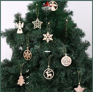 Vista detallada de varios adornos navideños de madera cortados con láser colgados de un pino.