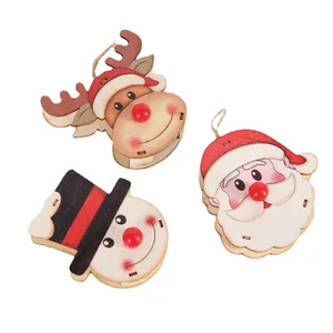 Set aus hölzernen Weihnachtsanhängern mit Weihnachtsmann-, Schneemann- und Rentier-Motiven