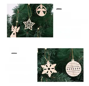 Primer plano detallado de varios adornos navideños de madera colgados en ramas de pino.