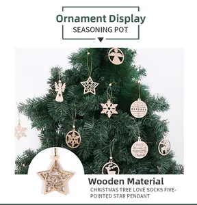 Detalle de adornos navideños de madera calada con formas de estrellas y renos.