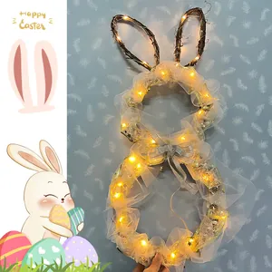 Dettaglio della ghirlanda di coniglietto pasquale con luci LED bianco caldo