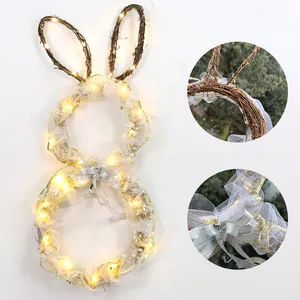Dettaglio ghirlanda di coniglio pasquale con luci LED calde e fiocco argento