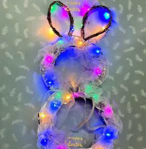Dettaglio della ghirlanda di coniglio pasquale con luci LED e decoro in pizzo bianco