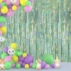 Detalle de cortina de lluvia iridiscente de Pascua con lunares de colores para fiesta