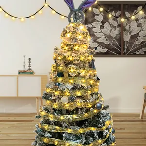 Detail eines leuchtenden goldenen Bandes mit LED-Lichtern auf einem Osterbaum mit Ohren