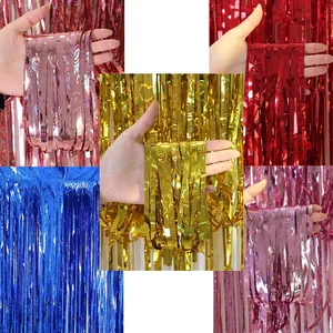 Metallischer Fransen-Vorhang mit Herzmuster für Party-Deko, 2m Länge, verschiedene Farben.