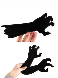Détail des découpes de mains de fantômes en feutre noir pour la décoration d'Halloween