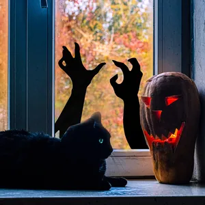 Halloween spookhand raamstickers met pompoen en kat silhouetten voor griezeldecor