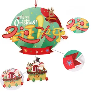 Vue détaillée d'un ornement de Noël coloré avec bonhomme de neige, renne et paillettes.