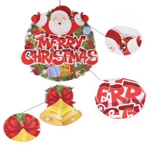 Gros plan sur la texture pailletée de la décoration de Noël suspendue Père Noël