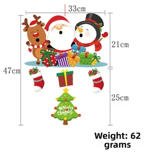 Vue détaillée de la décoration de Noël suspendue avec Père Noël, bonhomme de neige et renne