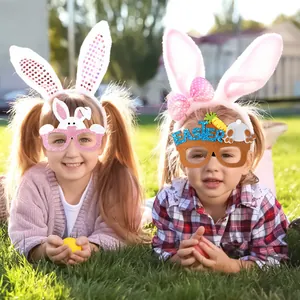 Kreative Osterparty Brillengestelle für Kinder mit Hasen und Eiermotiven im sonnigen Garten