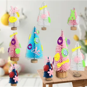 Detailansicht farbenfroher Oster-Minibäume mit Filzdekorationen für Frühlingsdeko.
