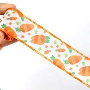 Detailopname van Pasen lint met wortelprint voor de DIY decoratie van een geschenkdoos