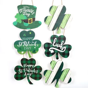 Vue détaillée des ornements suspendus en bois en forme de trèfle et de chapeau pour la Saint-Patrick