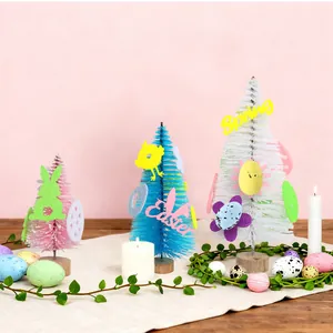 Detailansicht von DIY-Ostern-Mini-Sisal-Bäumen mit bunten Eiern und Filzdekorationen