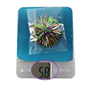 Dettaglio che mostra il peso di 5,8 g di questa molletta per capelli di carnevale