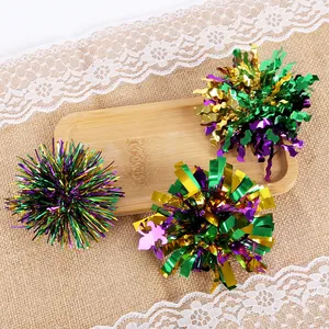 Detailansicht der festlichen Mardi Gras Pompon-Haarspangen in Violett, Gold und Grün