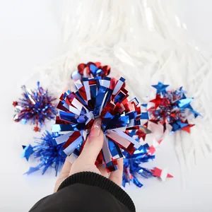 Close-up van Independence Day haarclip met rode witte blauwe sterren in de hand