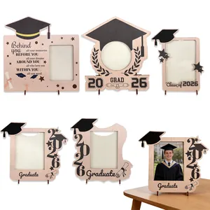 Vue détaillée des cadres photo en bois 2026 avec motifs de toque de diplômé