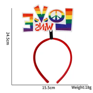 Vista dettagliata di un cerchietto arcobaleno Pride con design LOVE WINS e dimensioni