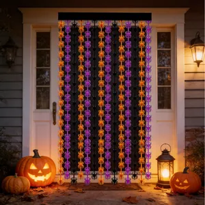 Detailansicht der Halloween-Spinnenvorhangstränge in den Farben Orange, Lila und Schwarz
