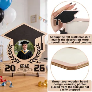 Vue détaillée du cadre photo en bois Graduation 2026 avec chapeau en feutre