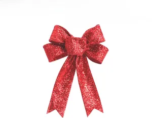 Primer plano de un lazo rojo brillante de 23 cm para decoración de árboles de Navidad.