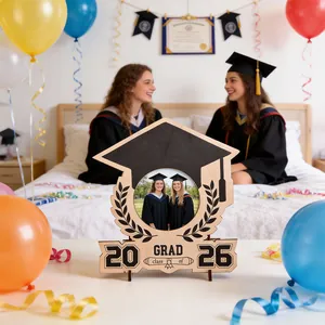 Détail d'un cadre photo de remise des diplômes 2026 en bois avec toque et laurier