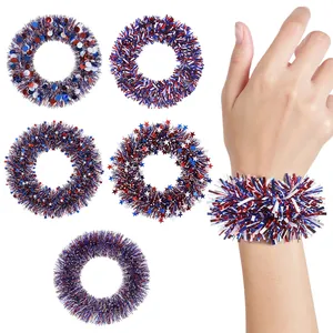 Nahaufnahme von rot-weiß-blauen Lametta-Armbändern für Unabhängigkeitstag-Partys.