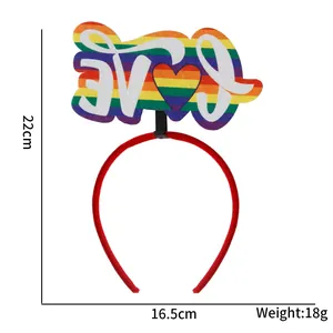 Vista dettagliata del cerchietto arcobaleno pride con motivo a cuore LOVE e dimensioni