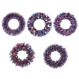 Nahaufnahme von 5 verschiedenen rot-weiß-blauen Lametta-Kränzen mit Sternen und Pailletten.