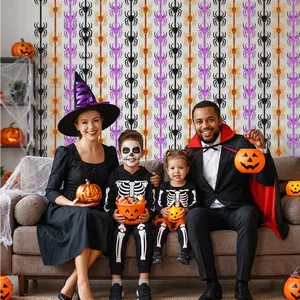 Familie posiert mit orange, lila und schwarzen Halloween-Spinnen-Glitzervorhängen