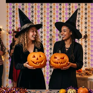 Halloween Spinnen-Fransenvorhang in Orange, Lila und Schwarz, Tinsel-Hintergrund.