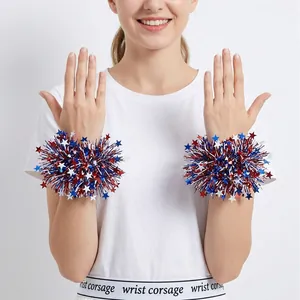 Model trägt patriotische rot-weiß-blaue Sternen-Handgelenk-Corsagen für Partys.